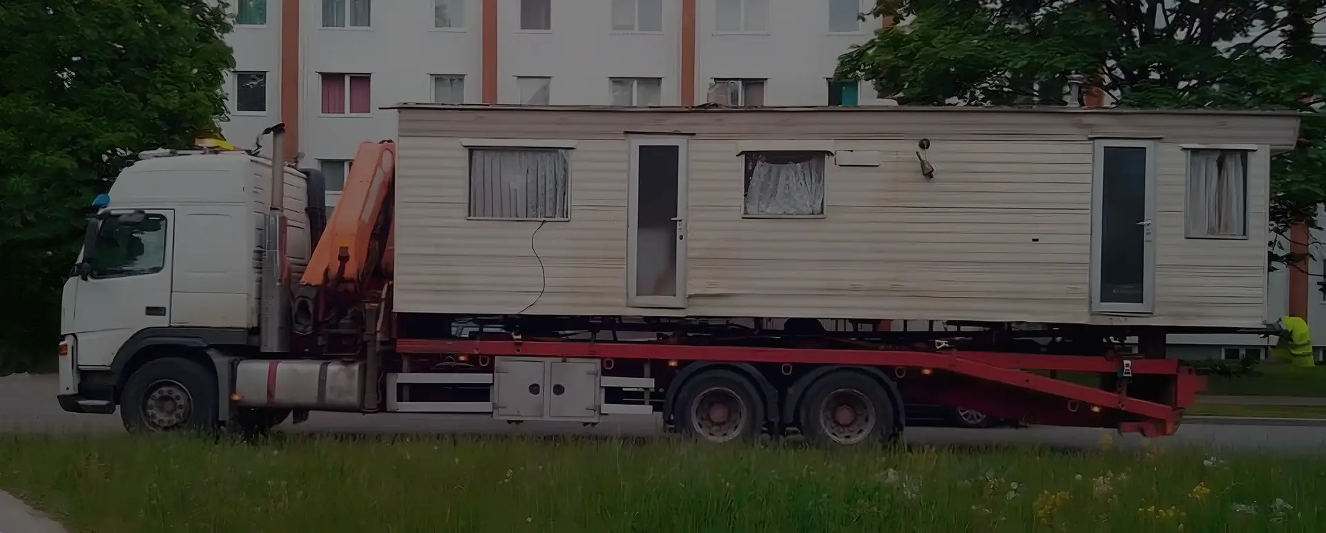 Получить онлайн цены на доставку низким тралом дом вагона в городе Оренбург (Приволжский округ - Оренбургская область) на сайте самостоятельно
